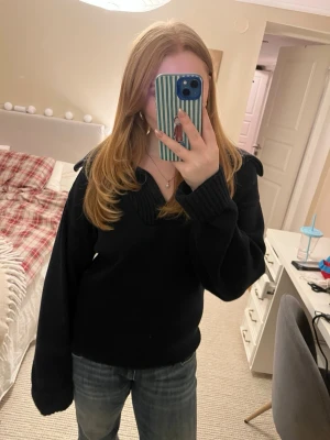 Mörkblå stickad half zip tröja från Zara - Säljer en mörkblå stickad tröja från Zara med bred krage och half zip-dragkedja framtill. Tröjan har ribbade muddar vid ärmslut och nederkant, samt långärmad passform. Perfekt för dig som gillar en chill och snygg look.