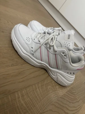 Adidas skor - Säljer mina Adidas skor då jag råkat köpt för liten storlek. Använda 2-3 som träningsskor, inga skador. Köpta från xxl. Inköpspris 300kr.