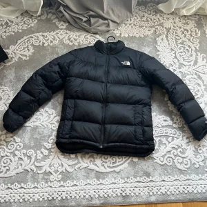 The North Face jacka - Använd en vinter, väldigt skön och håller dig varm i de kallaste temperaturerna, vattentät, nypris går för 3.9. Pris kan diskuteras vid snabb affär. Kan mötas upp i Uppsala och Stockholm.