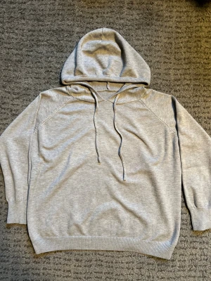  Snygg grå tunn hoodie i nice material -  En jättefin snygg tunn hoodie i fint material nästan oanvänd !