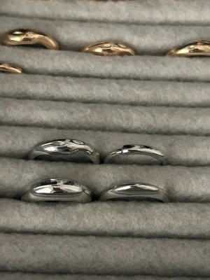 Snygga ringar guld/silver  - Nya ringar i silver och guld🌸finns fler i samma model dvs i både guld och silver🫶🏼 pris går att diskutera. Köp gärna fler för ett billigare pris✨