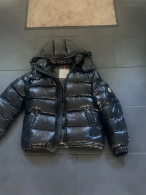 Moncler Maya - Moncler Maya. Storlek:1/S. - Skick:10/10 Helt ny. - Ställ gärna frågor men den är billig för en anledning.