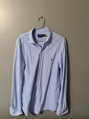 Blårandig skjorta från Polo Ralph Lauren - Ralph lauren (Oxford knit) nypris 1899. Så gott som nyskick knappt använd, hör av dig vid minsta fundering!