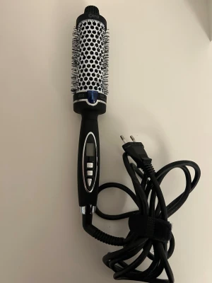 Cera Hotstyler 38mm  - Cera Hotstyler 38mm 2-i-1 värmeborste med värmefunktion 220-240V, 48W. Temperaturen går att justera 130-230 grader. Värmeborsten är i gott skick utan synliga defekter och slitage.