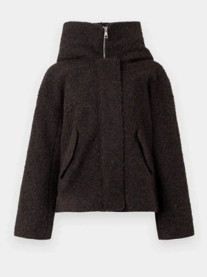 Mörkbrun teddyjacka med huva - Säljer en mörkbrun teddyjacka med stor huva och dragkedja framtill. Jackan har en loose passform och två snedställda fickor. Perfekt för dig som gillar mysiga och trendiga ytterplagg med lite extra volym. Är helt ny med prislappen kvar, hade inte möjlighet att skicka tillbaka och var för stor för mig. 