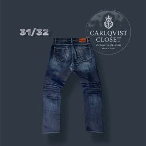 Vintage Tiger of Sweden jeans - Riktigt schyssta vintage Tiger of Sweden jeans!💫|| Dem har snygg tvätt med feta honey combs🙌🏻|| Jeansen har en diskret lagning i grenen som inte påverkar användningen|| 103cm i längd, 44cm midja, 18 benöppning||