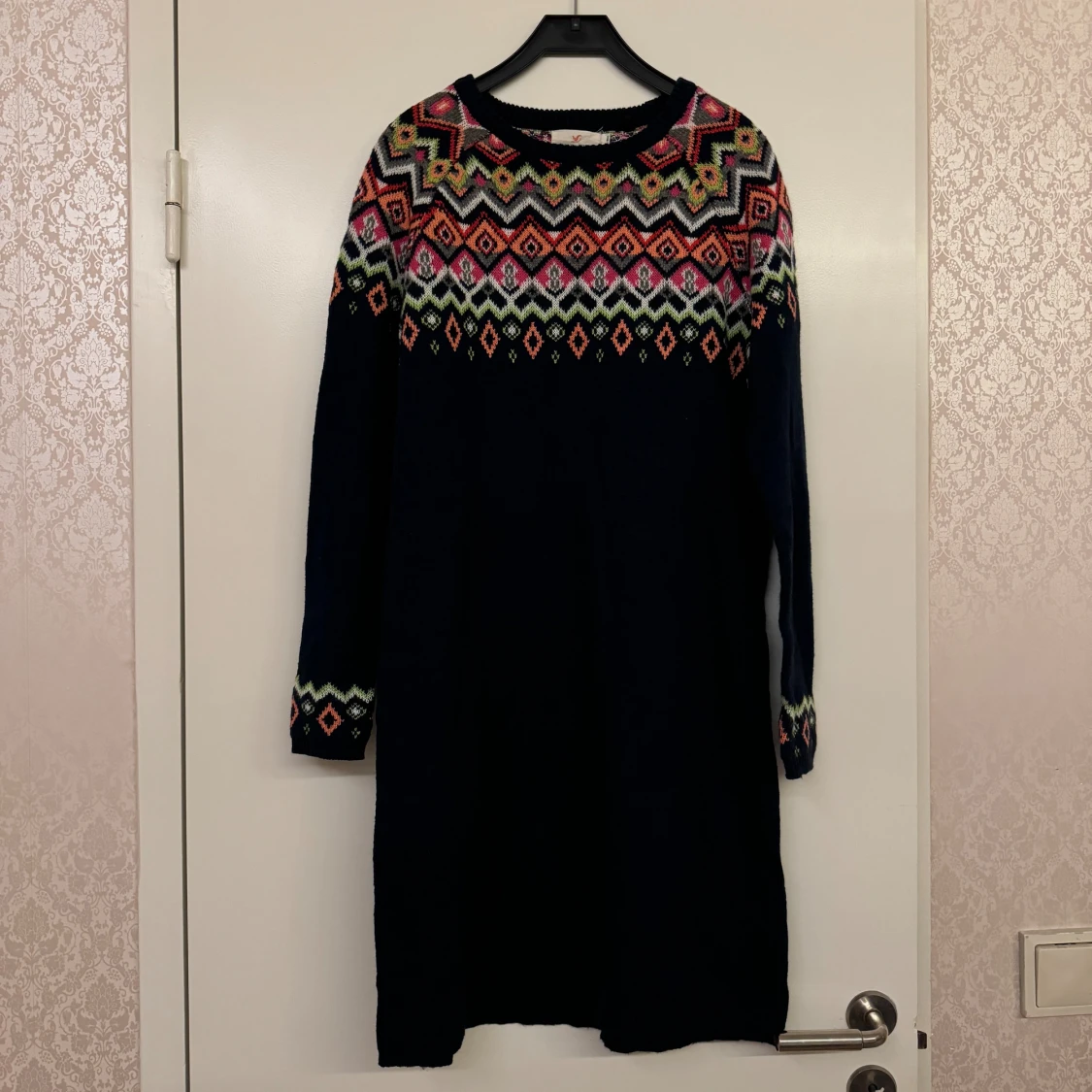 Mörkblå stickad tröja med mönster