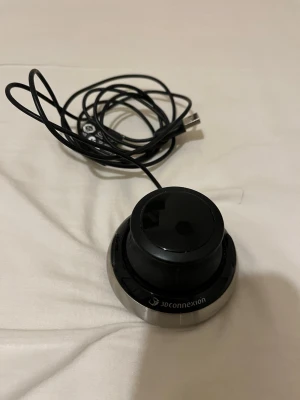3Dconnexion SpaceNavigator - 3Dconnexion SpaceNavigator är en avancerad 3D-mus för CAD och designprogram. Robust konstruktion i metall och plast, ansluts via USB. Enheten ser ut att vara i gott skick med mindre tecken på normalt bruk. Perfekt för professionella användare som vill ha smidig 3D-navigering.