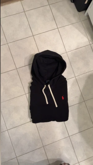 Ralph lauren hoodie - En svart hoodie från Ralph lauren i mycket bra skick. Storlek M