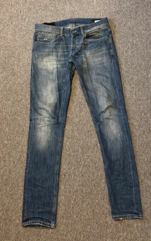Dondup George slim fit blå  - Dondup George, blå i ljusare nyans, W31. Bra skick.  Ihop sytt hål mellanbenen