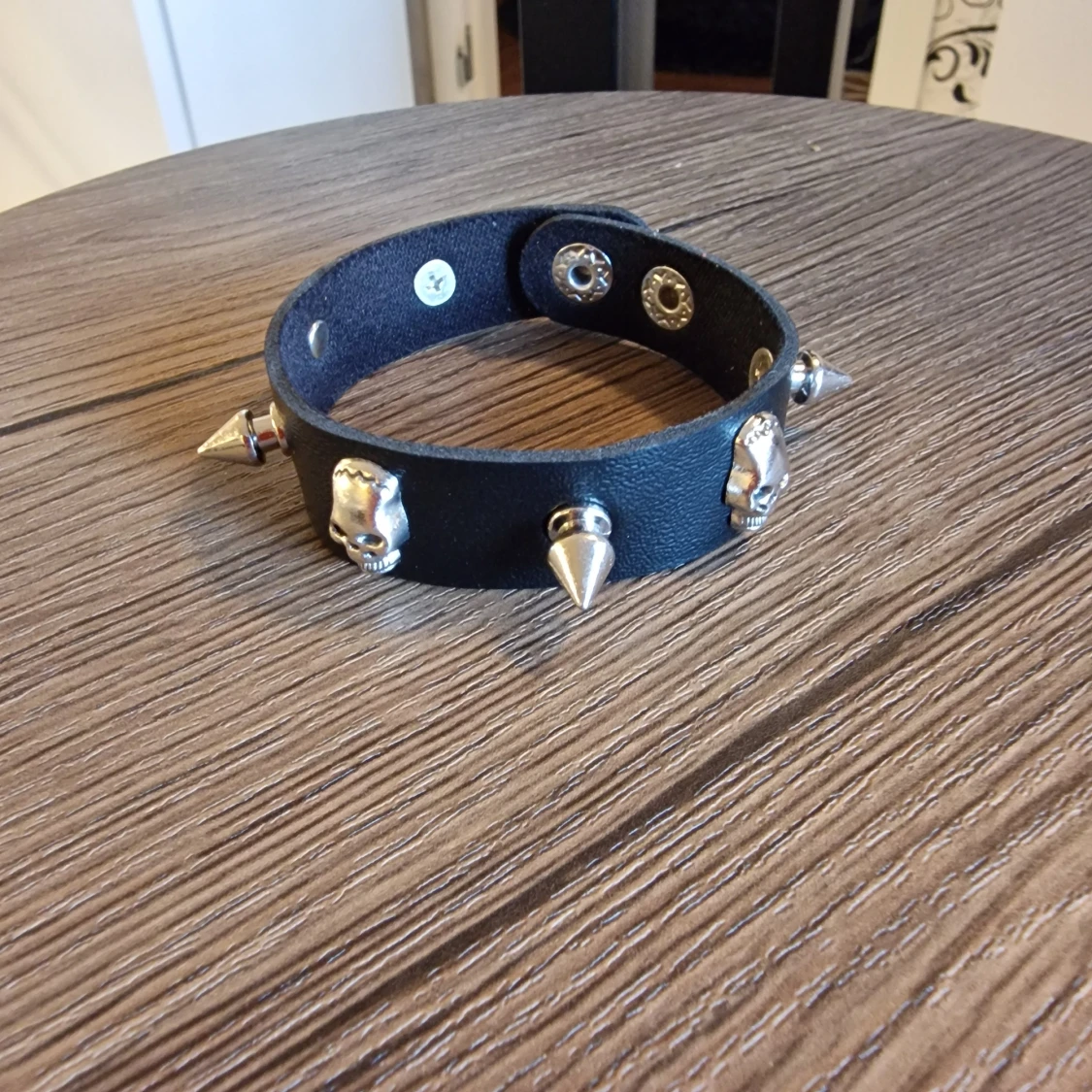 Svart nitad punk läderchoker med döskallar