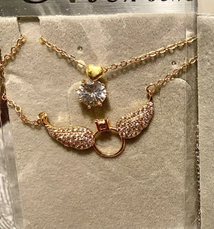  Diamant Halsband Guld & Silver - Guldfärgad och Silver färgad Stainless steel Halsband! Slitstark! Allergi vänlig! Vatten tålig! Denna är en unik halsband, passar till många olika stilar. Som en Ängel 🪽💎💎✨ -Pris per Halsband😍