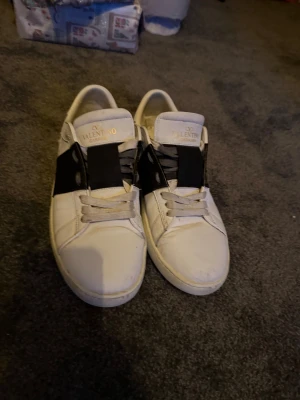 Valentino open - Säljer mina snygga valentino garvarni. Inte använda så mycket och de är äkta och finns några slitningar men fråga om ni vill se flera bilder. 