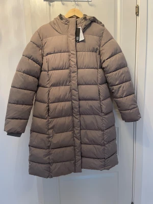 Beige lång pufferjacka med huva - Helt ny 