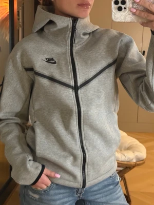 Nike Tech grå - Grå Nike tech i storlek XS, sällan använd