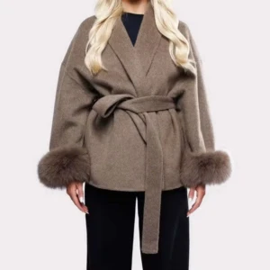 Oanvänd Kappa med äkta päls - Passar storlek 40-44, oversize modell. 70% ull och 30% polyester. Äkta rävpäls på armarna. Oanvänd. Längd ca 71cm. Köpare står för frakt.