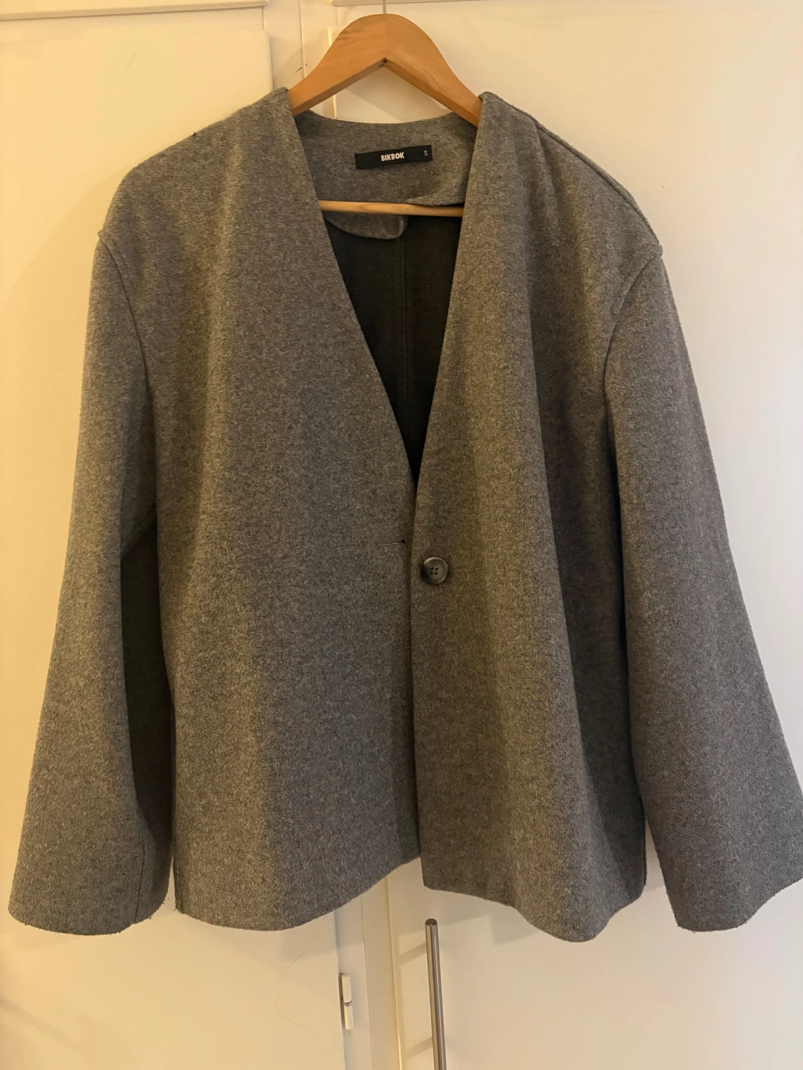 Grå kappa från Bikbok  - 1