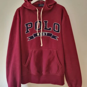 Ralph Lauren Polo Hoodie - Ralph Lauren Hoodie i burgundy/röd. Hoodien år från en äldre kollektion och passar snyggt till det mesta. Hade behållt den själv om den inte var för kort i armarna. 
