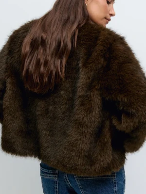 Mörkbrun pälsjacka från Gina Tricot - Säljer en fluffig och trendig mörkbrun pälsjacka från Gina Tricot. Jackan har rund halsringning, långa ärmar och en croppad passform. Perfekt för dig som vill sticka ut och hålla dig varm med stil. Supermjuk och snygg till jeans eller kjol. Slut överallt, helt ny med prislapp kvar 