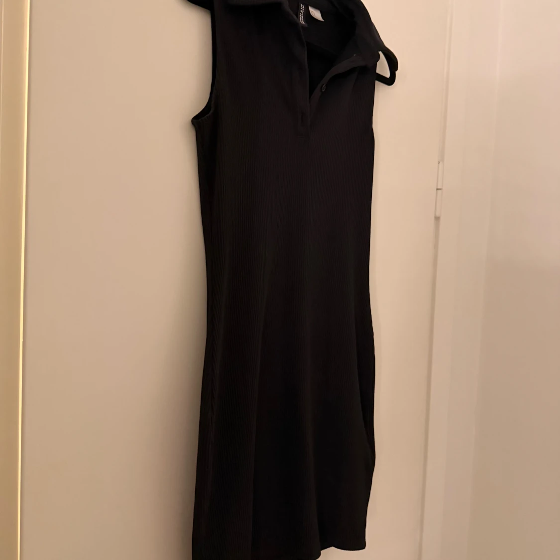 Svart ribbad kortklänning  - 2