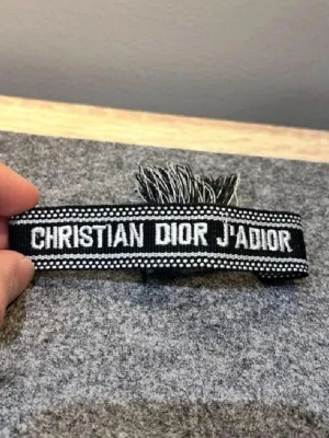 Svart dior armband  - Säljer detta väldigt snygga dior armband. Aldrig använd. Perfekta julklappen för en billig peng (fraktas inom 24 timmar)! Finns svart, grå och blå! Kolla min profil😀
