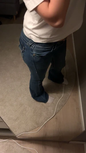 True Religion bootcut jeans blå - Snygga blå jeans från True Religion i Joey modellen (low waist). Jeansen är köpta i mars från pondus och är andvända men är väl omhändertagande så inga defekter.  Säljer därav jag får ingen andvändning av dem längre. Pris kan diskuteras. Jag är 165cm!!