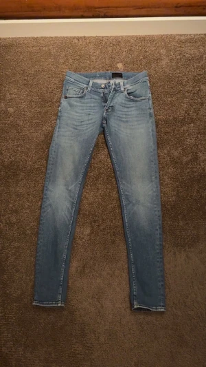 Ljusblå jeans från Tiger Of Sweden  - Säljer ett par ljusblå slim fit jeans från Tiger Of Sweden. 