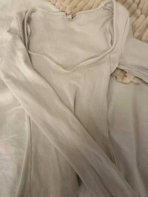 uringas tajt tröja från nelly  - jag säljer mina tröja från nelly i storlek xxs då den har blivit liten o tajt på mig. tröjan är i bra skick men förlåten för mig 