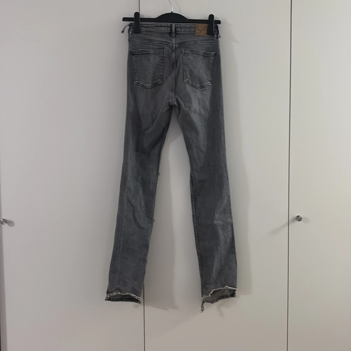 Grå slitna jeans med slits från Zara - 2