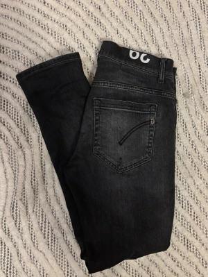 Dondup jeans - Säljer dessa riktigt schyssta ”ripped” mörkgrå dondup jeans i modellen George. Byxorna är endast använda ett fåtal gånger. Köptes för runt 3000kr. Orginal lapp medföljer. 