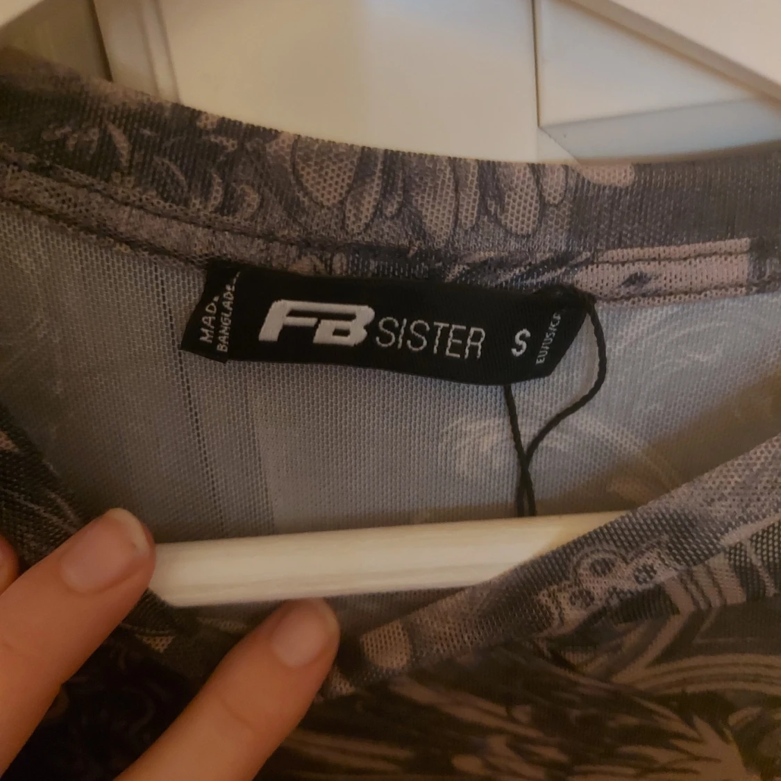 Grå mesh topp med änglamönster FB Sister - 3