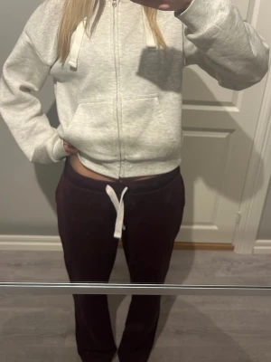 Vinröda mjukis byxor utan bakfickor - Säljer dessa Gina Tricot 14 + mjukis byxor där jag själv tagit bort bakfickorna då jag inte tycker de passar där. Det finns inga tecken på att de skulle vart fickor där tidigare och är i nyskick, säljer för dom är lite för stora och måste knytas, storleken är L och jag är en storlek: S person och tyckte ändå dessa byxor passade mig iallafall när jag knyter dem, skulle passa perfekt på en storlek: M person!