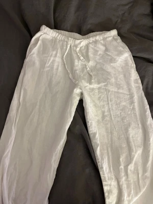 Linnebyxor  - Linnebyxor med fickor där fram, storlek 134/140 knappt använda💞