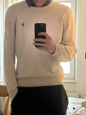 Väldigt fin Ralph lauren stickad tröja  - Tröjan är i bra skick och passar med de flesta jeansen väldig fin färg passar i storlek m/s