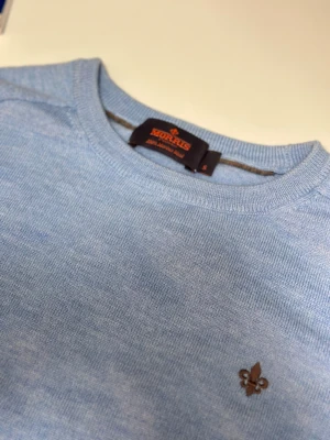 Ny Morris Ljusblå merinoulltröja - Snygg ljusblå rundhalsad tröja från Morris i 100% merinoull. Den är i storlek S och endast använd 1 gång. Inga fläckar eller skador finns. Ny pris 1800kr. Hör gärna av dig vid frågor! Mvh Axel