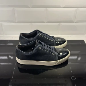 Lanvin skor - Lanvin skor i fint skick | Garanterad äkthet | Storlek uk 8 vilket motsvarar 42, fråga om innermått vid osäkerhet | Färg: Mörkblå | Hör av dig vid frågor eller funderingar!