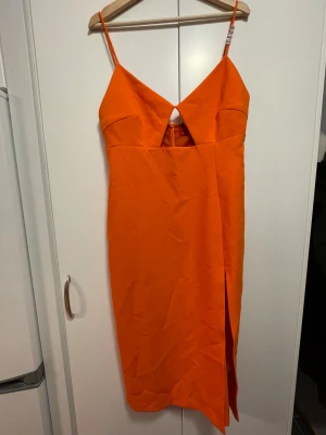 orange midiklänning - helt oanvänd, orange midiklänning från hugo! originalpris från sellpy: 280 SEK