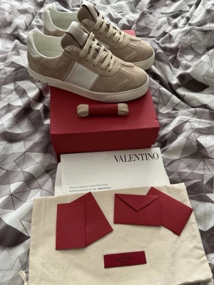 Valentino Garavani flycrew  - Säljer ett par snygga Valentino flycrew som är använda 1-4gånger | som nya | ÄKTA | inga kvitton finns