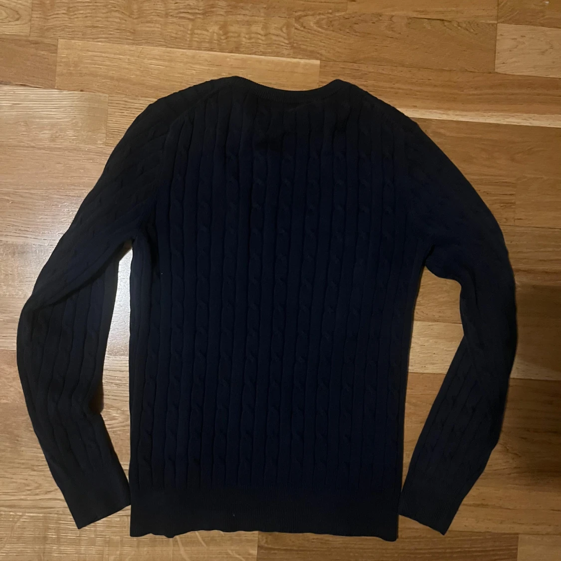 Mörkblå kabelstickad tröja GANT - 3