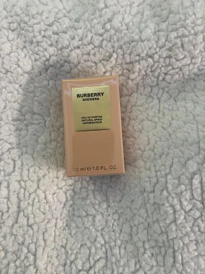 Burberry Goddess - Burberry Goddess eau de parfum, 30 ml. Ny och obruten förpackning. Perfekt julklapp 🩷POSTAR SAMMA DAG OM KÖPET GÖRS INNAN 20.00.