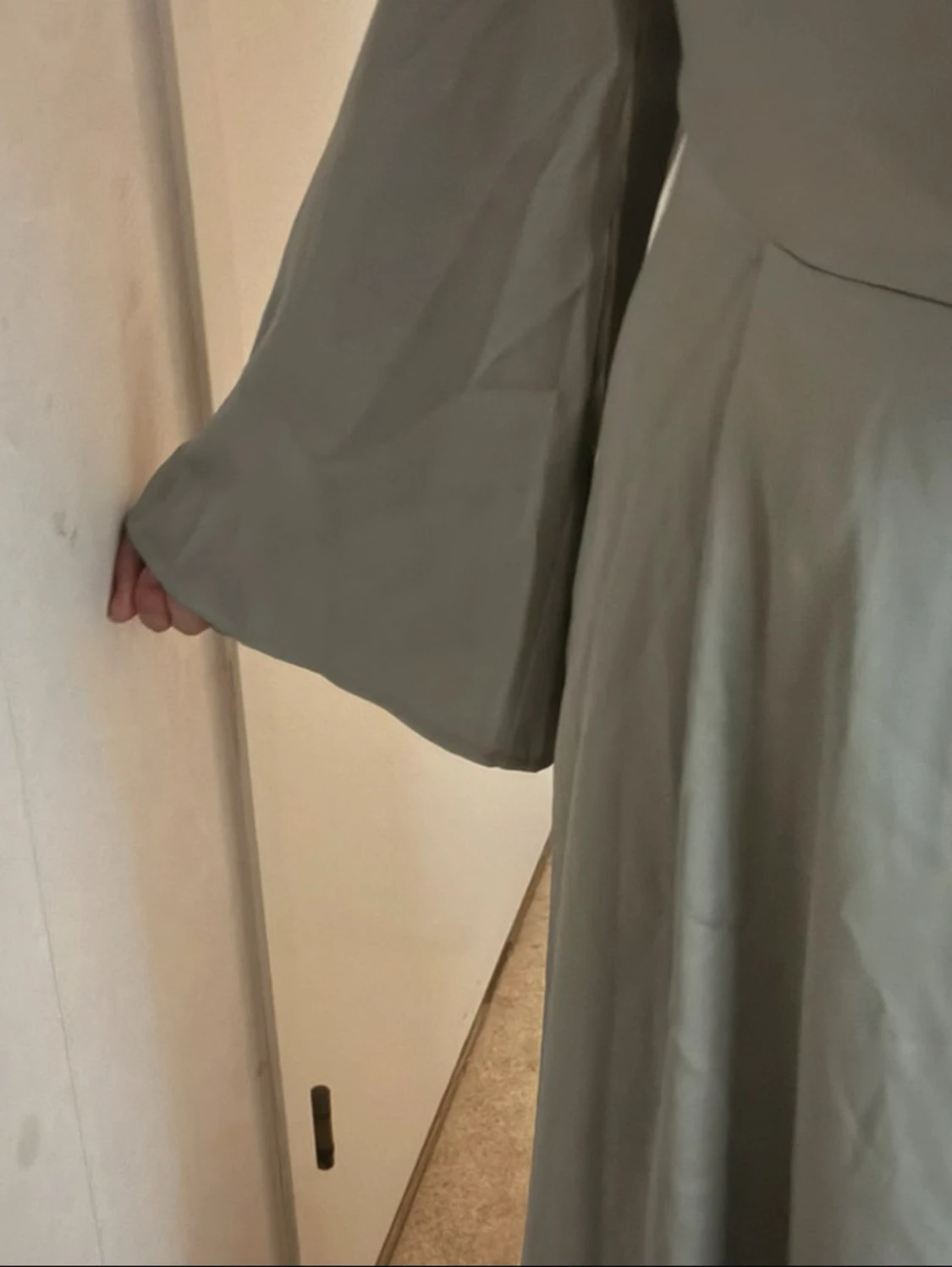 Ljus långklänning med vida ärmar - 2