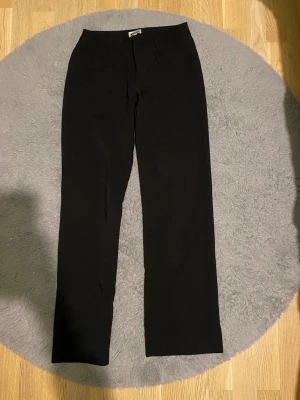 Svarta kostymbyxor från Madlady - Low waist kostymbyxor från madlady, rak passform, i jättefint skick, xs/tall men uppsydda något så de passar bra på mig som är 175 cm☺️ hör av dig vid frågor!