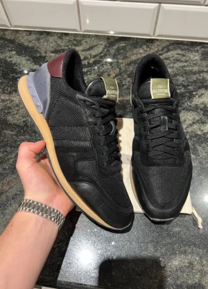 Valentino rockrunners  - Perfekta vinterskor! Size 45! Skick 8,5/10! Dustbag ingår! Nypris ca 7200kr! Hör av dig vid frågor🙌🤩