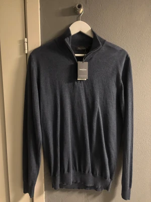 Mörkblå half zip tröja Dressmann - Säljer en helt ny snygg mörkblå långärmad tröja från Dressmann med half zip i halsen. Storlek M 
