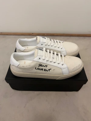Saint Laurent sneaker - Säljer ett par Snait Lauren. Skick 10/10. Storlek 43. Pris kan diskutera🙌