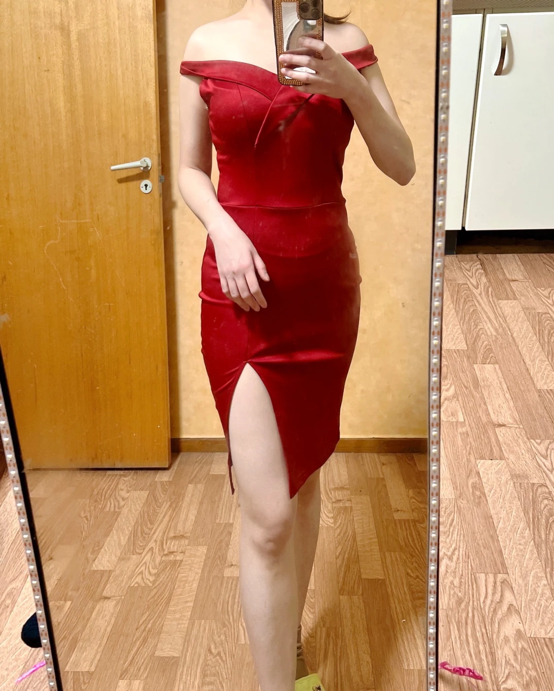 VinRöd offshoulder klänning med slits