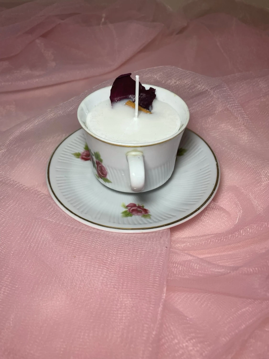 Doftljus i en tekopp i en vit färg med rosa blommor på och torkade och kanel nr 4  - 3