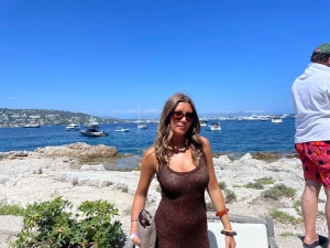 Brun glittrig kortklänning - Supersnygg brun glittrig kortklänning med ärmlös design och rundad halsringning. Klänningen har en figurnära passform och skimrar snyggt i ljuset, perfekt för att sticka ut. Materialet är mjukt och stretchigt syntet, vilket gör den bekväm att bära hela kvällen.