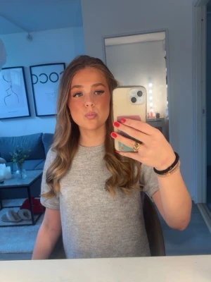 Grå stickad kortärmad topp - Mysig grå stickad topp med korta ärmar och rund hals. Perfekt för lager-på-lager eller att bära som den är. Enkel och stilren design som passar till det mesta.