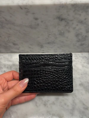 Korthållare från Glitter - Säljer denna fina korthållaren från Glitter, sparsamt använd 🤍